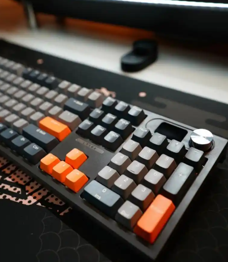 機械鍵盤推薦 2026：預算 1500～5000 元最值得買的 5 款，手感、耐用度與靜音性全比較